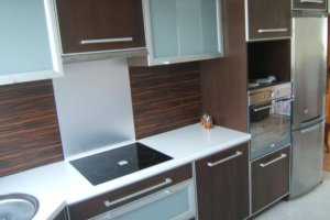 Meble w kolorze czekoladowego brązu w połączeniu z elementami szkła i aluminium